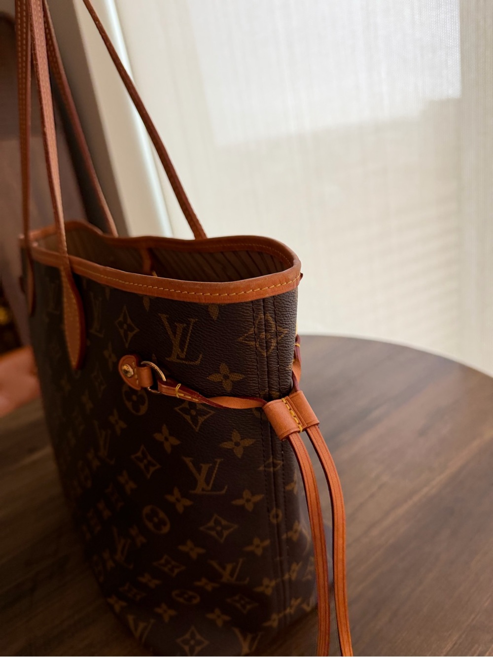 Louis Vuitton Monogram Neverfull Tote in classic monogram - Picture 4 of 8